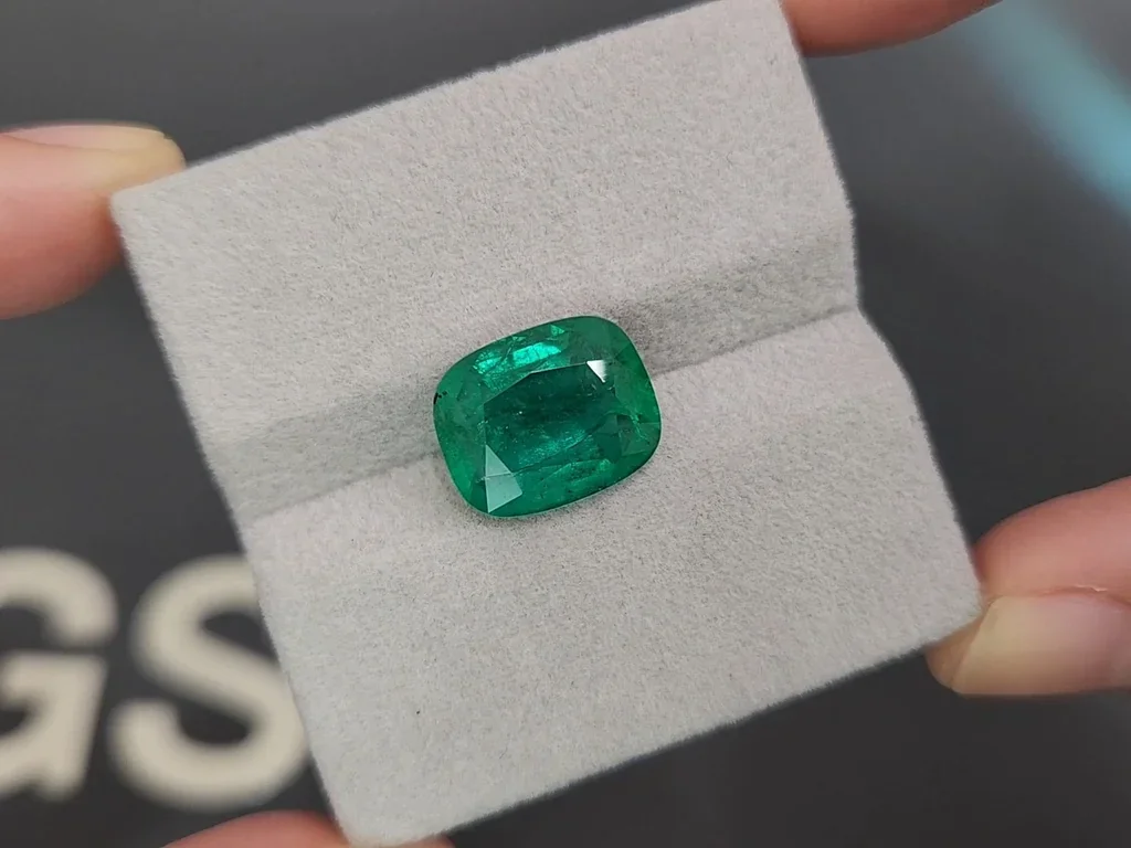 Emerald Intense Green cushion cut 5.67 carats, Zambia Image №4
