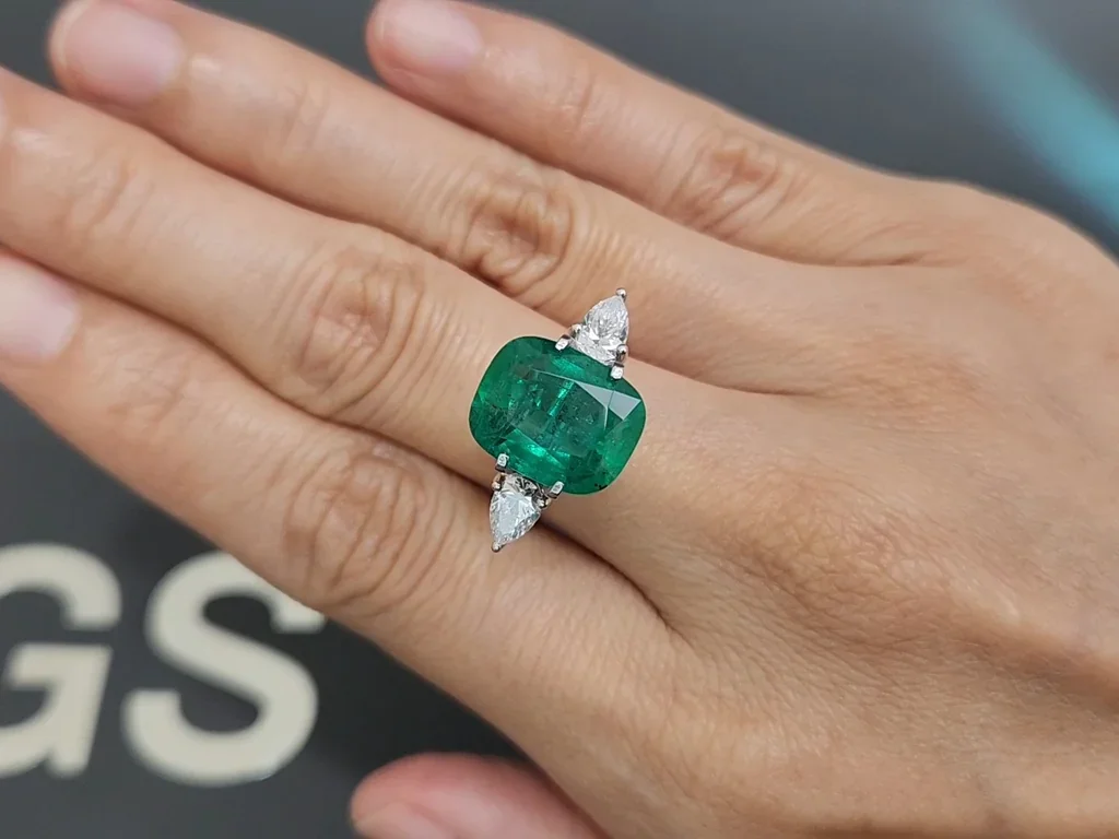 Emerald Intense Green cushion cut 5.67 carats, Zambia Image №5