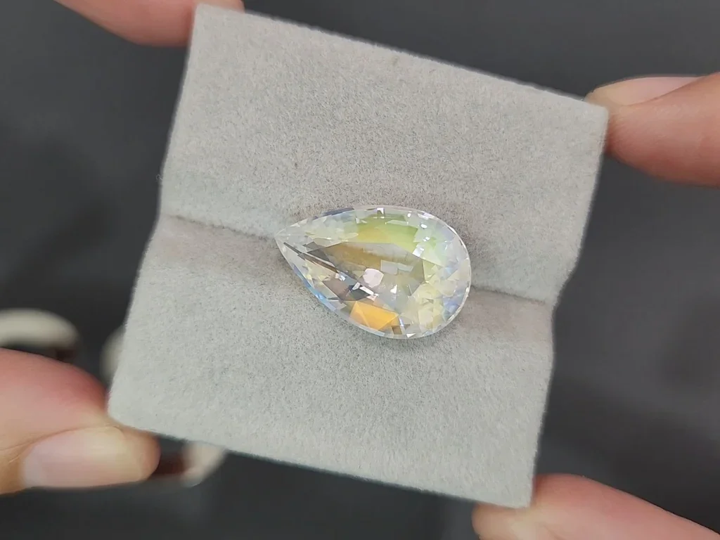 Piedra lunar arcoíris con corte de pera de 10,36 carats,de Madagascar Image №4