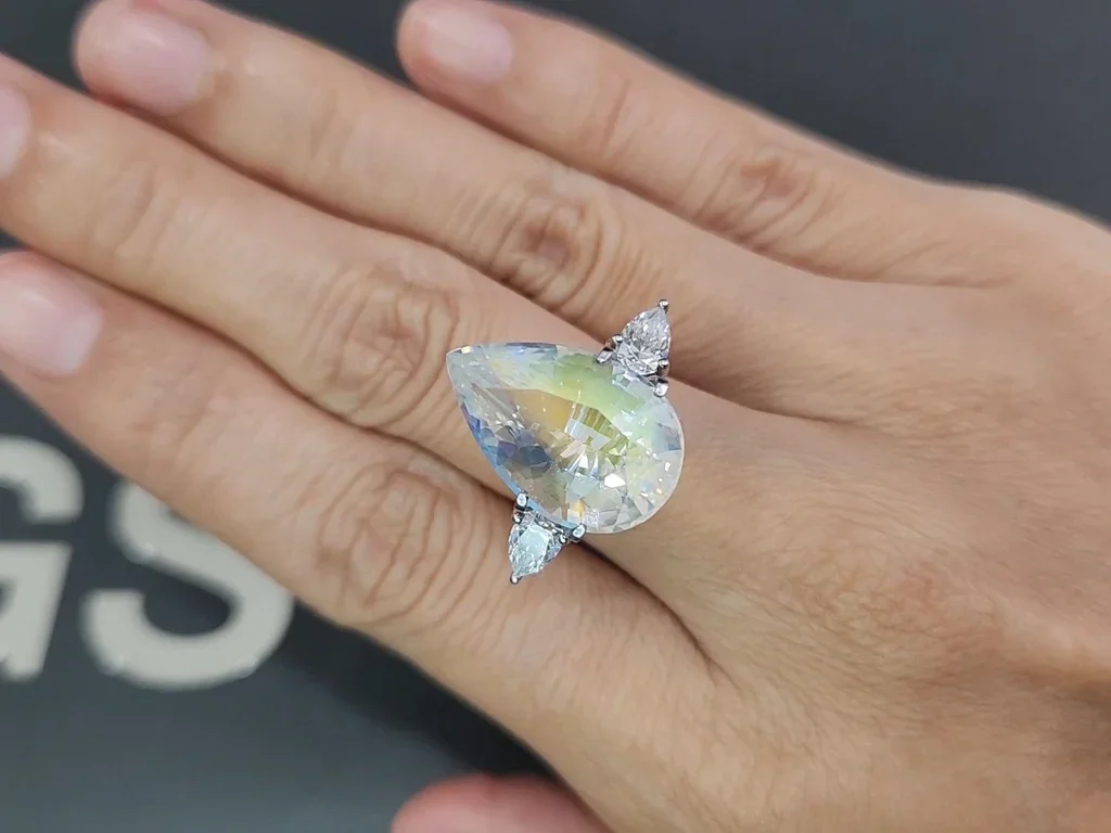Piedra lunar arcoíris con corte de pera de 10,36 carats,de Madagascar Image №5