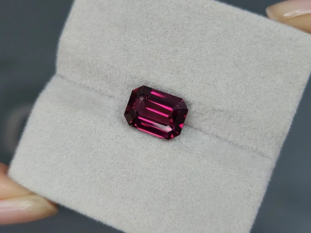 Granate rodolita de talla octogonal de 3,77 quilates, Tanzania Image №4