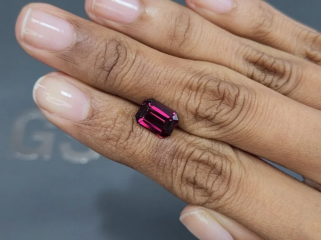 Granate rodolita de talla octogonal de 3,77 quilates, Tanzania Image №2