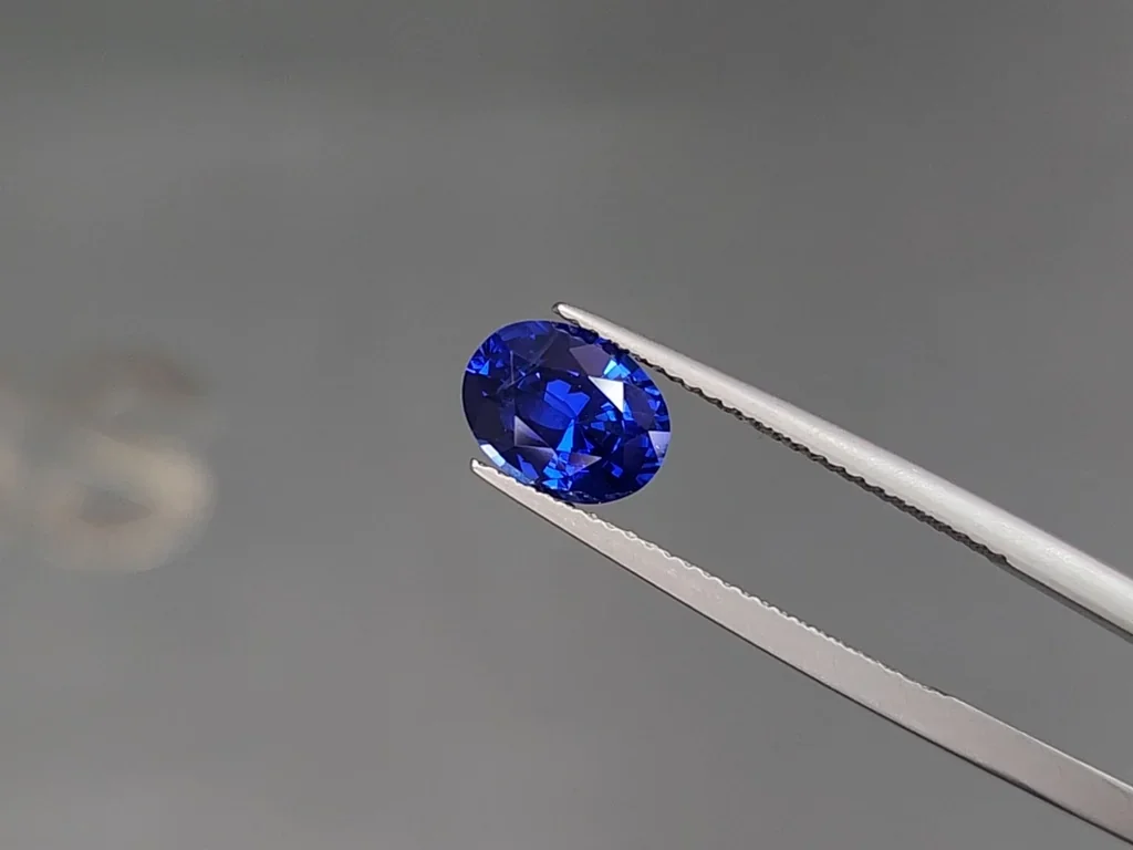 Saphir bleu royal taille ovale 2,06 carats, Sri Lanka  Image №3