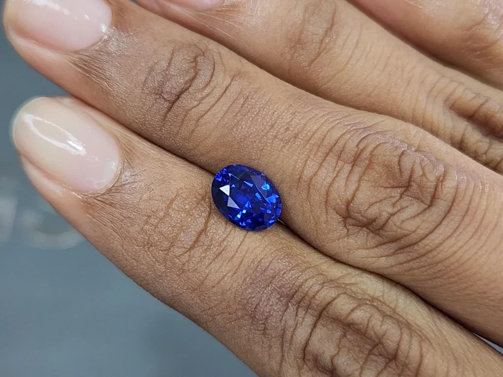 Saphir bleu royal taille ovale 2,06 carats, Sri Lanka  Image №2