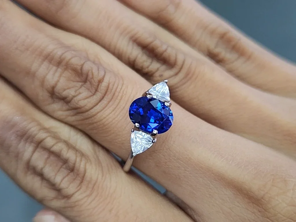 Saphir bleu royal taille ovale 2,06 carats, Sri Lanka  Image №5
