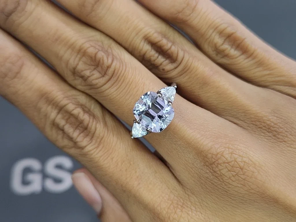 Espinela de talla cojín de 4,24 quilates, Birmania  Image №5