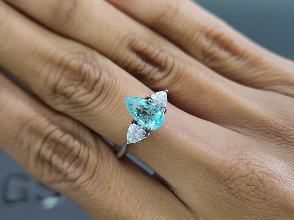 Neongrünlich-blauer birnenförmig geschliffener Paraiba-turmalin 1,55 karat, Mosambik Image №5