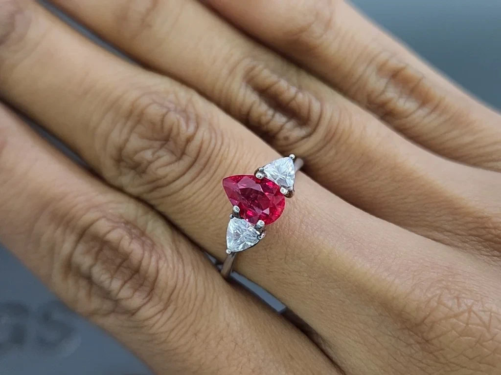 Unbehandelter rubin Intensiv roter, birnenförmig geschliffener 1,57 karat, Mosambik Image №5