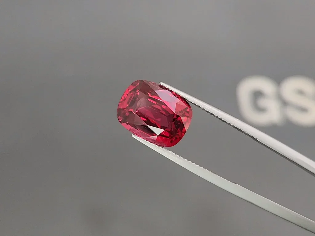 Beyond rare Vibrant Red Vietnamese spinel in cushion cut 7.42 carats, Luc Yen  Image №3