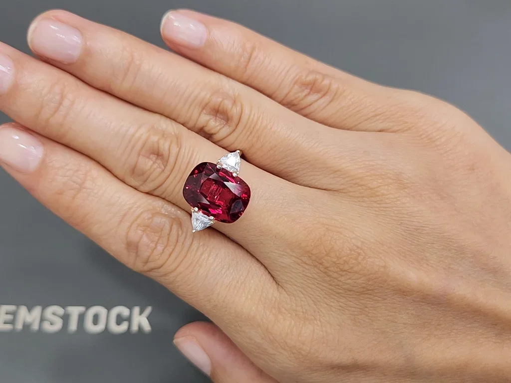 Beyond rare Vibrant Red Vietnamese spinel in cushion cut 7.42 carats, Luc Yen  Image №5