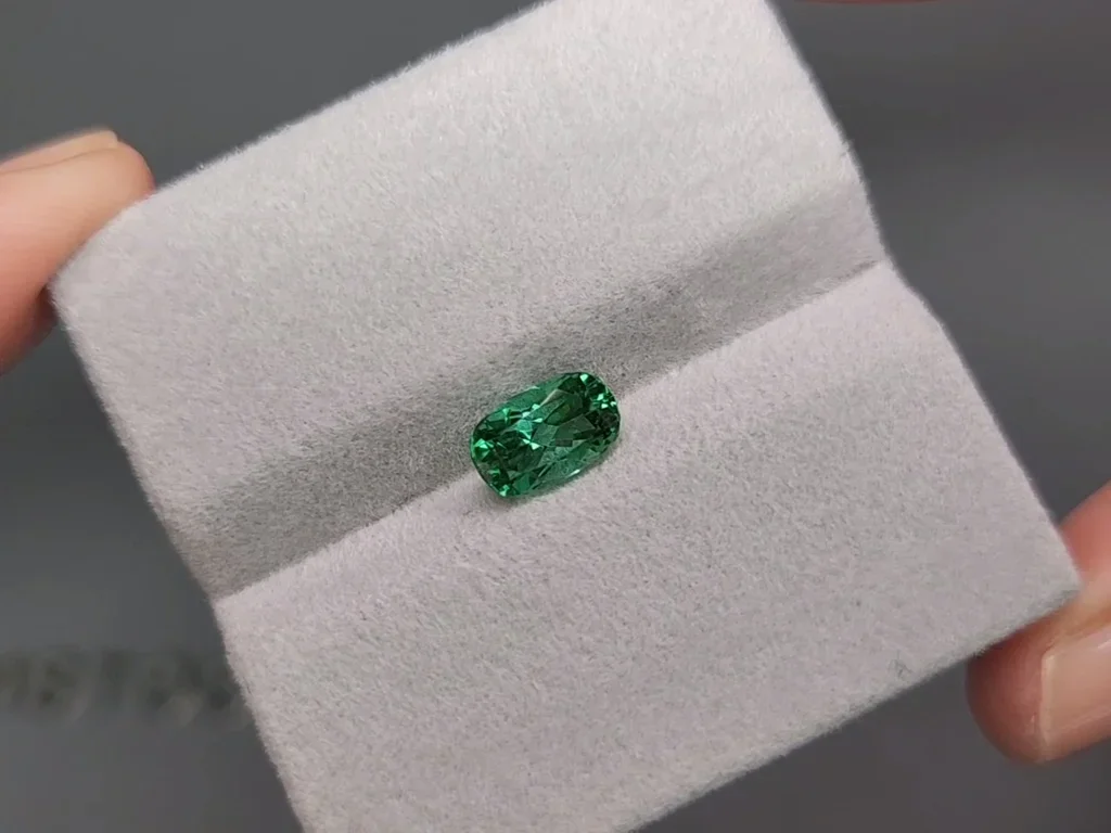 Tourmaline Paraiba taille coussin vert fluo 1,30 carats, Brésil  Image №4