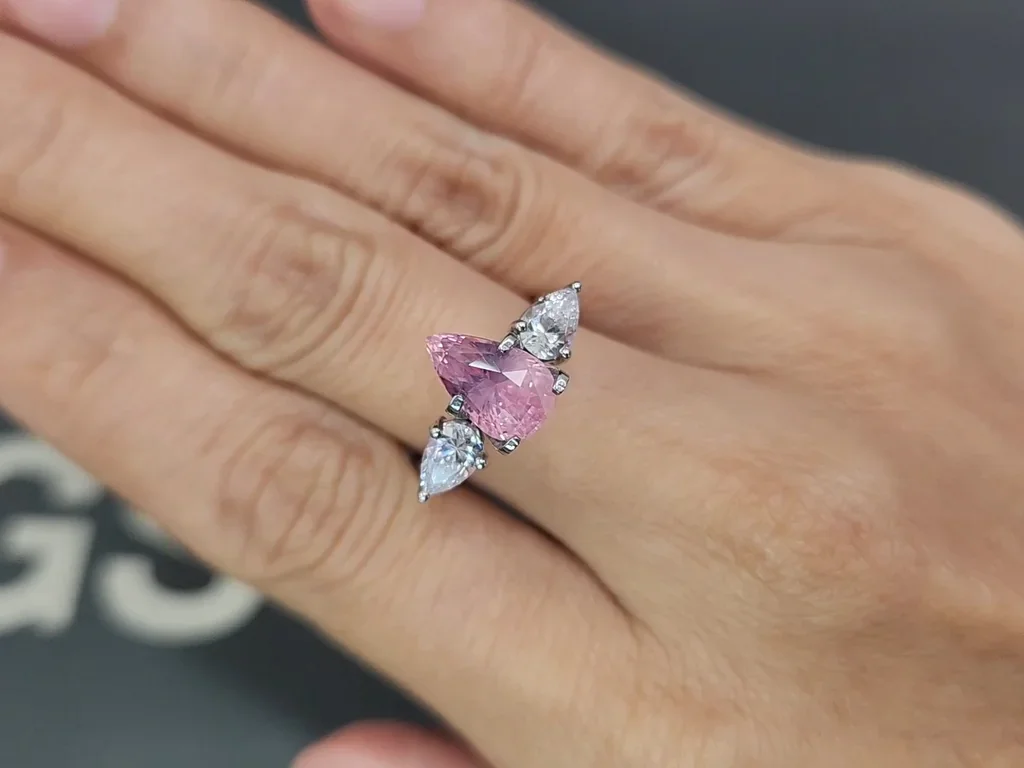 Unbeheizter Padparadscha saphir in birnenform rutil seideneffekt 2,70 carats, Sri Lanka  Image №5