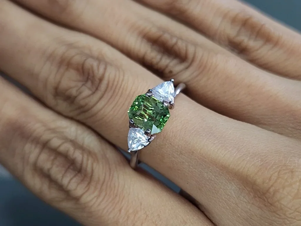 Granate tsavorita de corte radiante 1.58 carats, de Tanzania Image №5