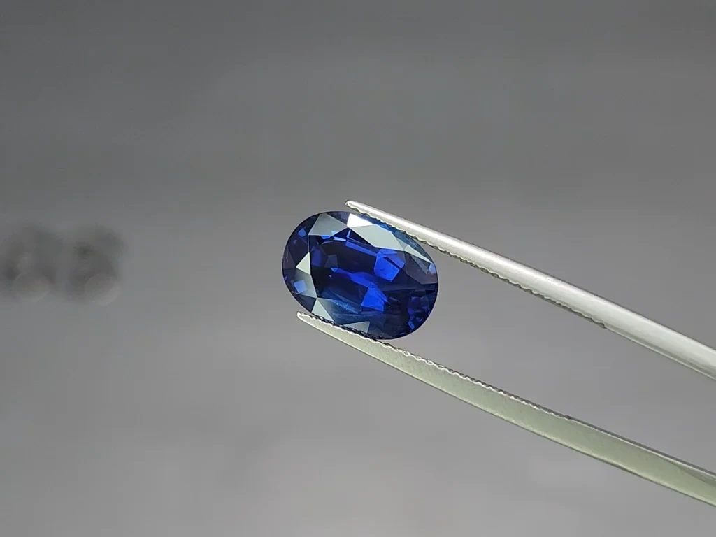 Saphir bleu royal ovale de 5,05 carats, Madagascar Image №3