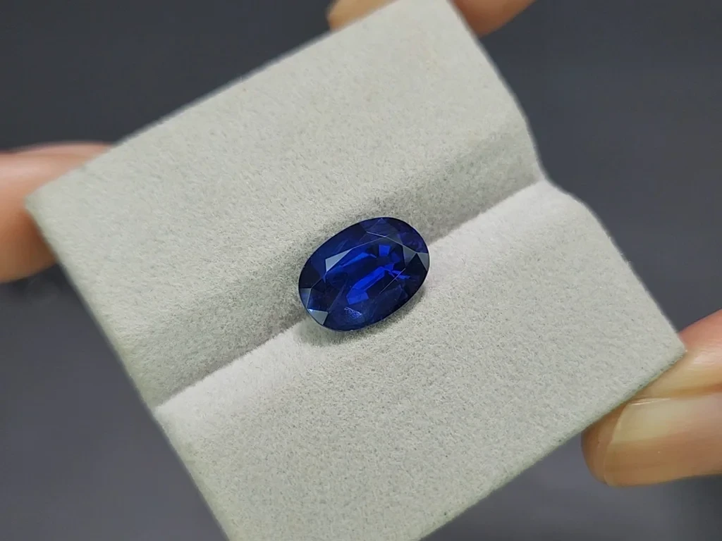 Saphir bleu royal ovale de 5,05 carats, Madagascar Image №4