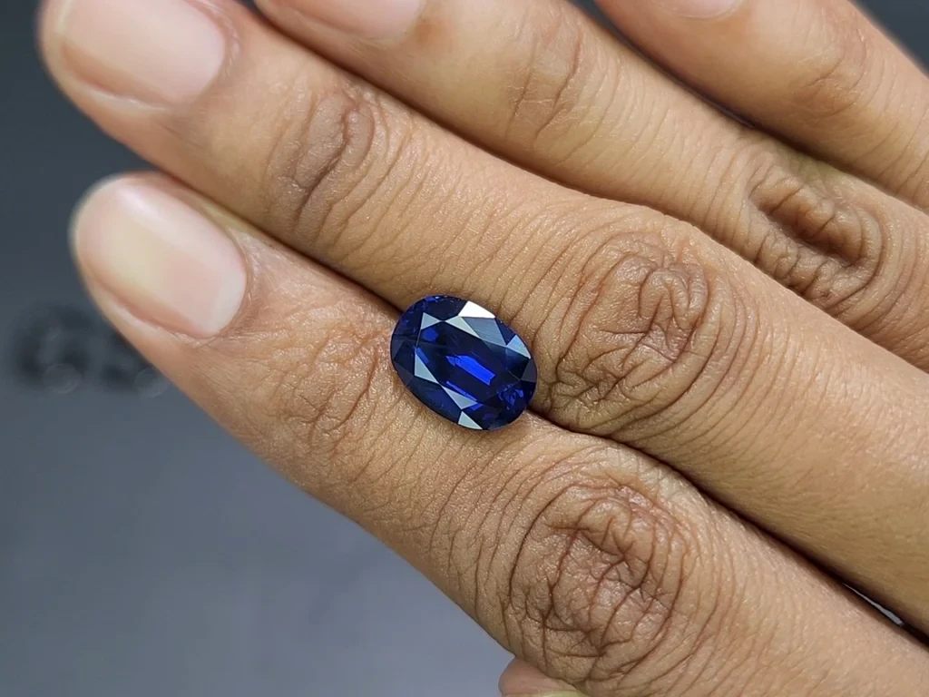 Saphir bleu royal ovale de 5,05 carats, Madagascar Image №2