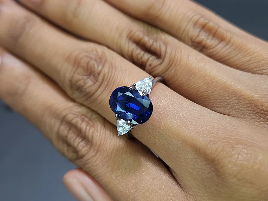 Saphir bleu royal ovale de 5,05 carats, Madagascar Image №5
