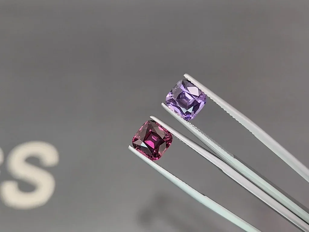 Kontrastierendes paar aus lavendel und lila spinell im kissenschliff 5,02 carats, Tansania Image №3