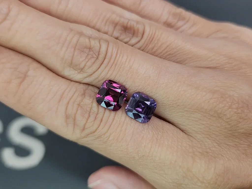 Kontrastierendes paar aus lavendel und lila spinell im kissenschliff 5,02 carats, Tansania Image №2