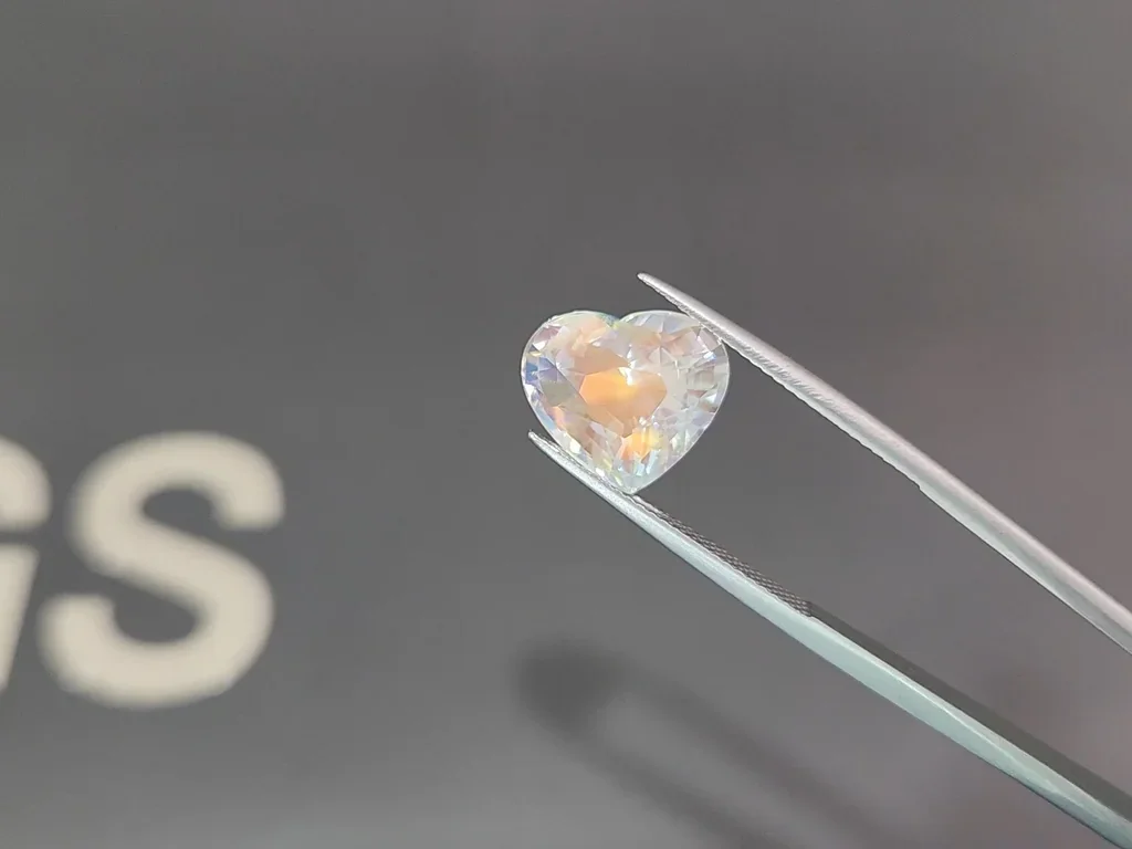 Piedra lunar arcoíris con corte de corazón de 7,02 carats, de Madagascar Image №3