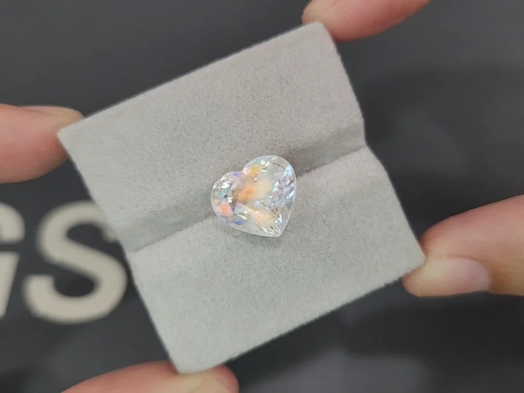 Piedra lunar arcoíris con corte de corazón de 7,02 carats, de Madagascar Image №4