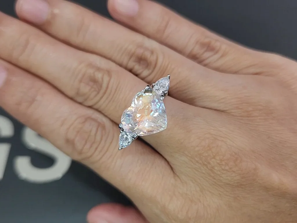 Piedra lunar arcoíris con corte de corazón de 7,02 carats, de Madagascar Image №5