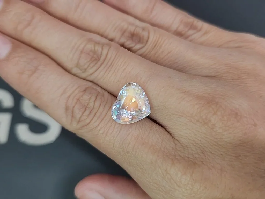 Piedra lunar arcoíris con corte de corazón de 7,02 carats, de Madagascar Image №2