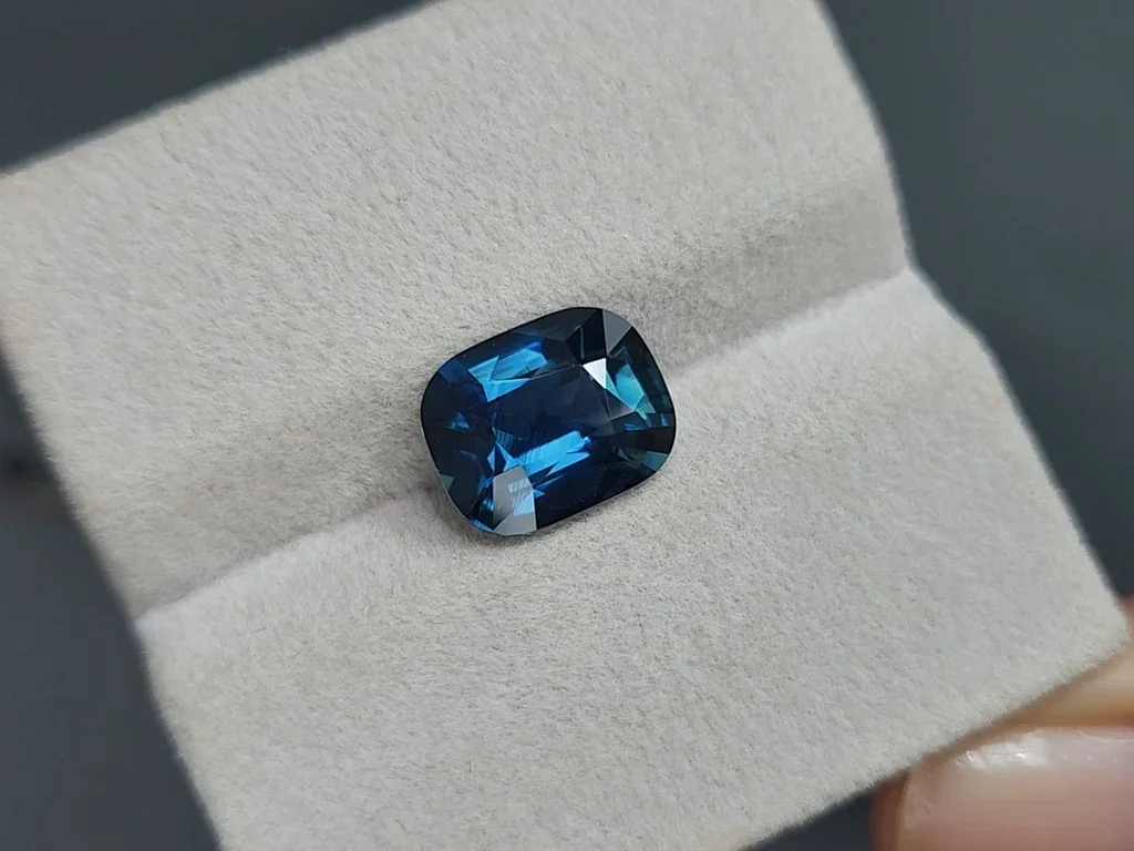 Zafiro verde azulado de talla cojín de 5,06 quilates, Madagascar Image №4