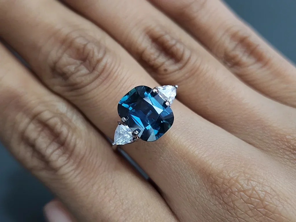 Zafiro verde azulado de talla cojín de 5,06 quilates, Madagascar Image №5