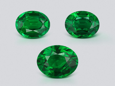 Ensemble de tsavorites ovales un vert éclatant 8,18 carats, Afrique photo