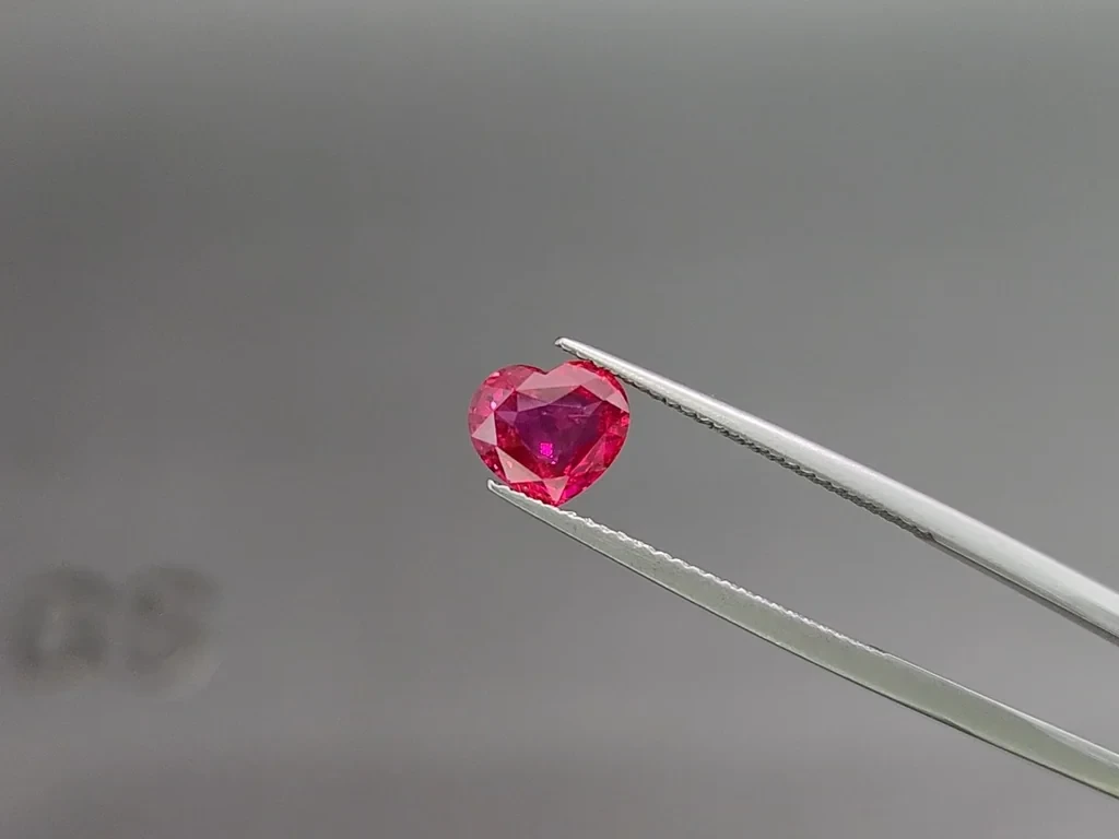 Rubis rouge intense non chauffé, taille cœur 1,53 carat, Mozambique Image №3