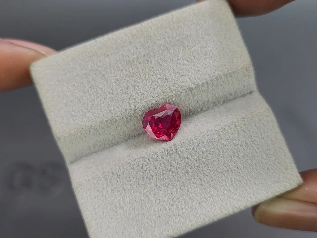 Rubis rouge intense non chauffé, taille cœur 1,53 carat, Mozambique Image №4