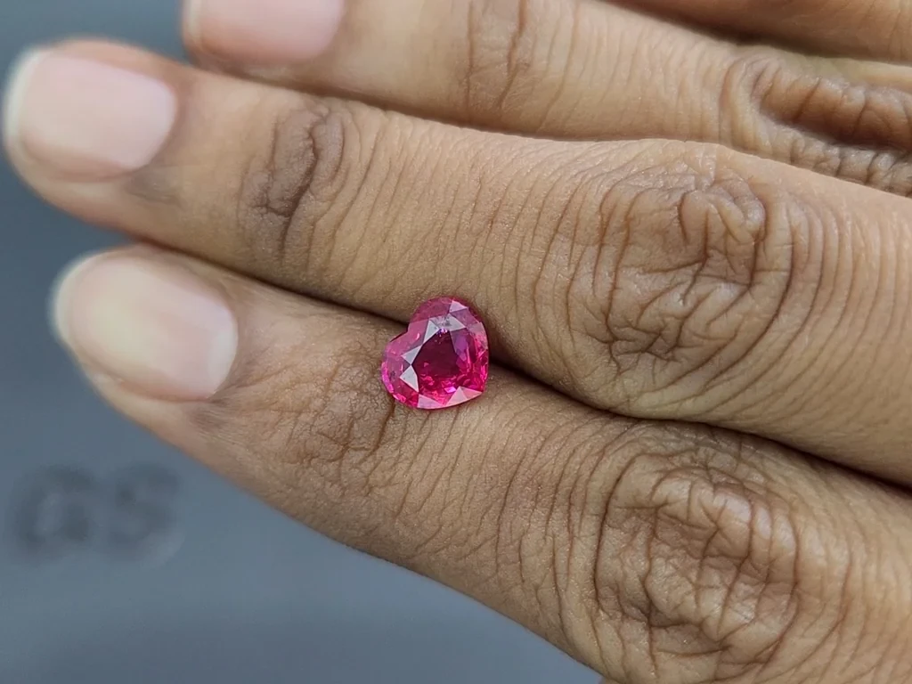 Rubis rouge intense non chauffé, taille cœur 1,53 carat, Mozambique Image №2