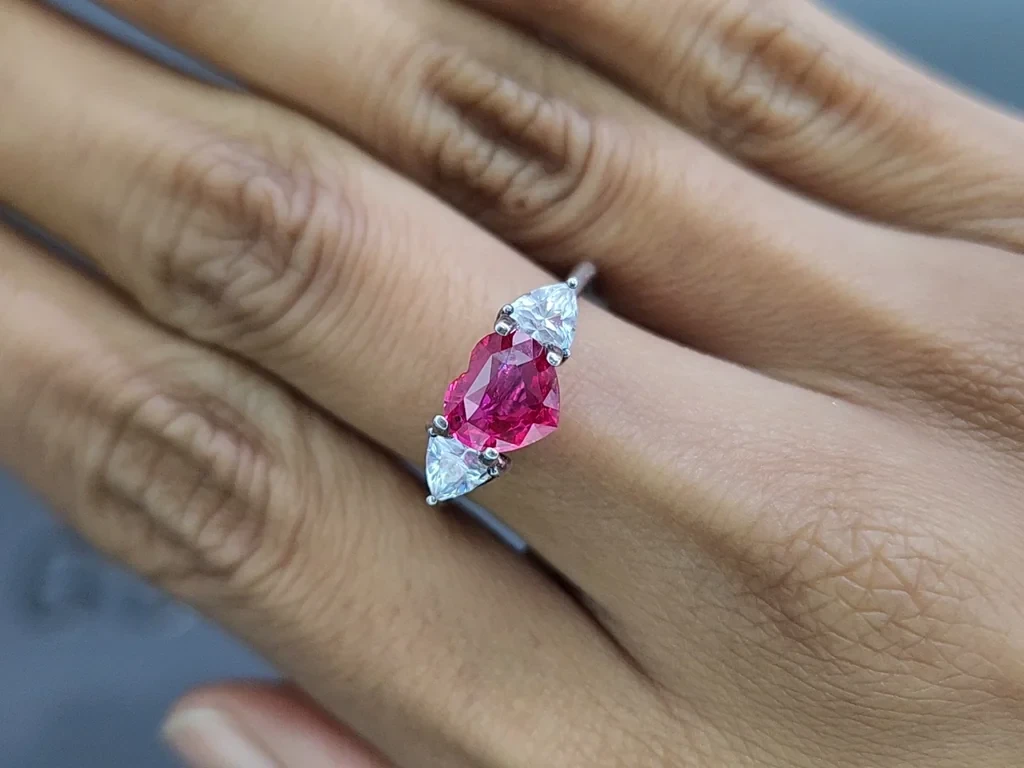 Rubis rouge intense non chauffé, taille cœur 1,53 carat, Mozambique Image №5