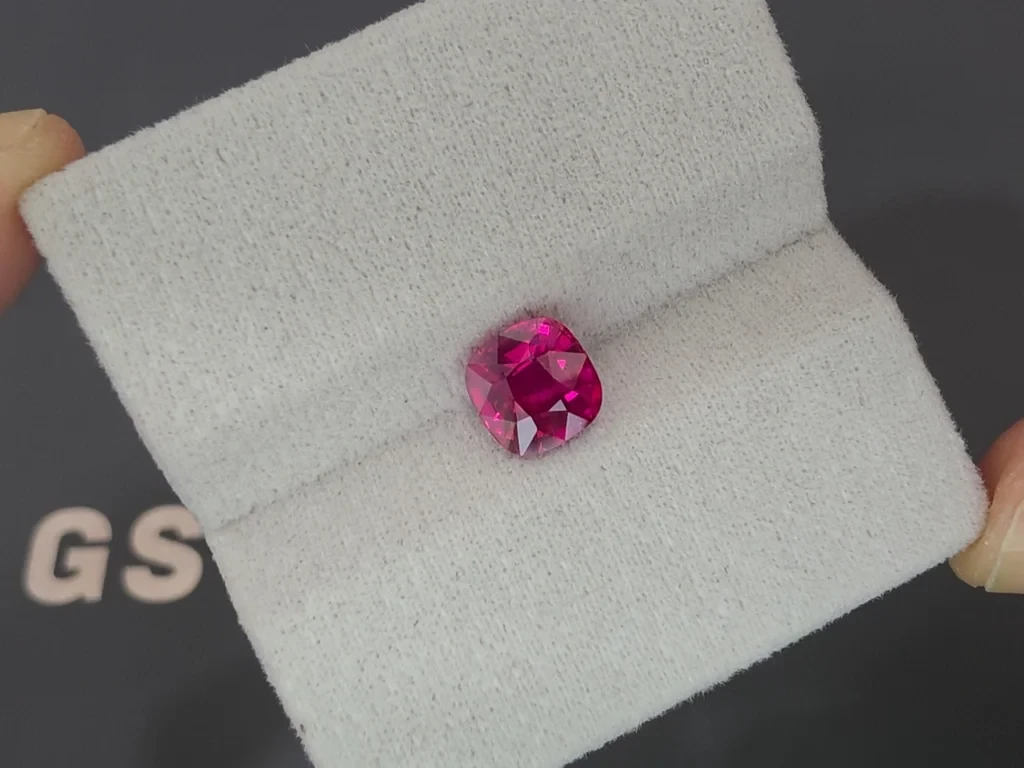 Rubis Pigeon blood non chauffé, taille coussin 2,01 carats, Mozambique Image №5
