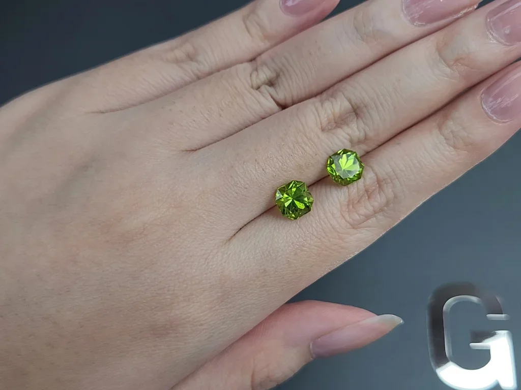 Paire de péridots jaune vert taille asscher 3,80 carats, Birmanie  Image №2