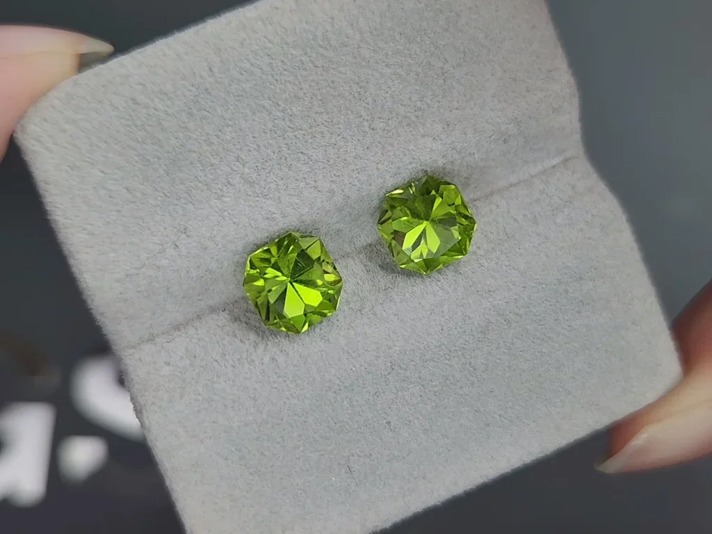Paire de péridots jaune vert taille asscher 3,80 carats, Birmanie  Image №4