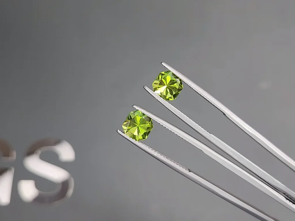 Paire de péridots jaune vert taille asscher 3,80 carats, Birmanie  Image №3