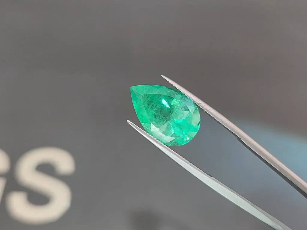 Émeraude taille poire 6,57 carats, Colombie Image №3