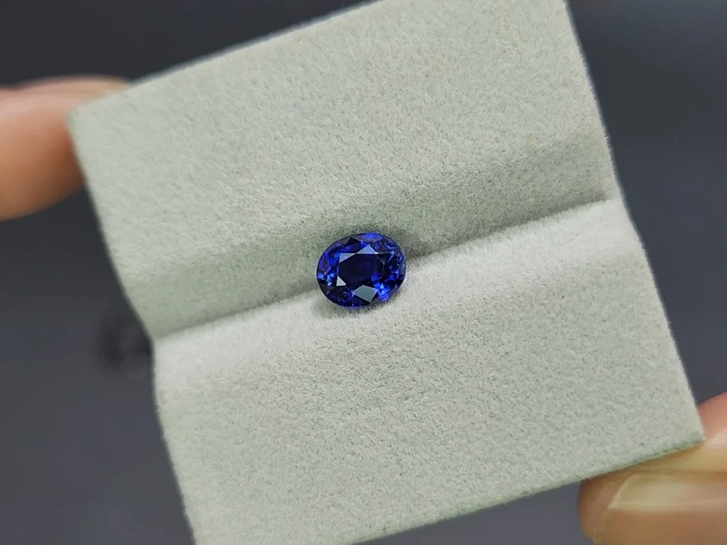 Saphir königsblauer oval geschliffener 1,70 karat , Madagaskar Image №4