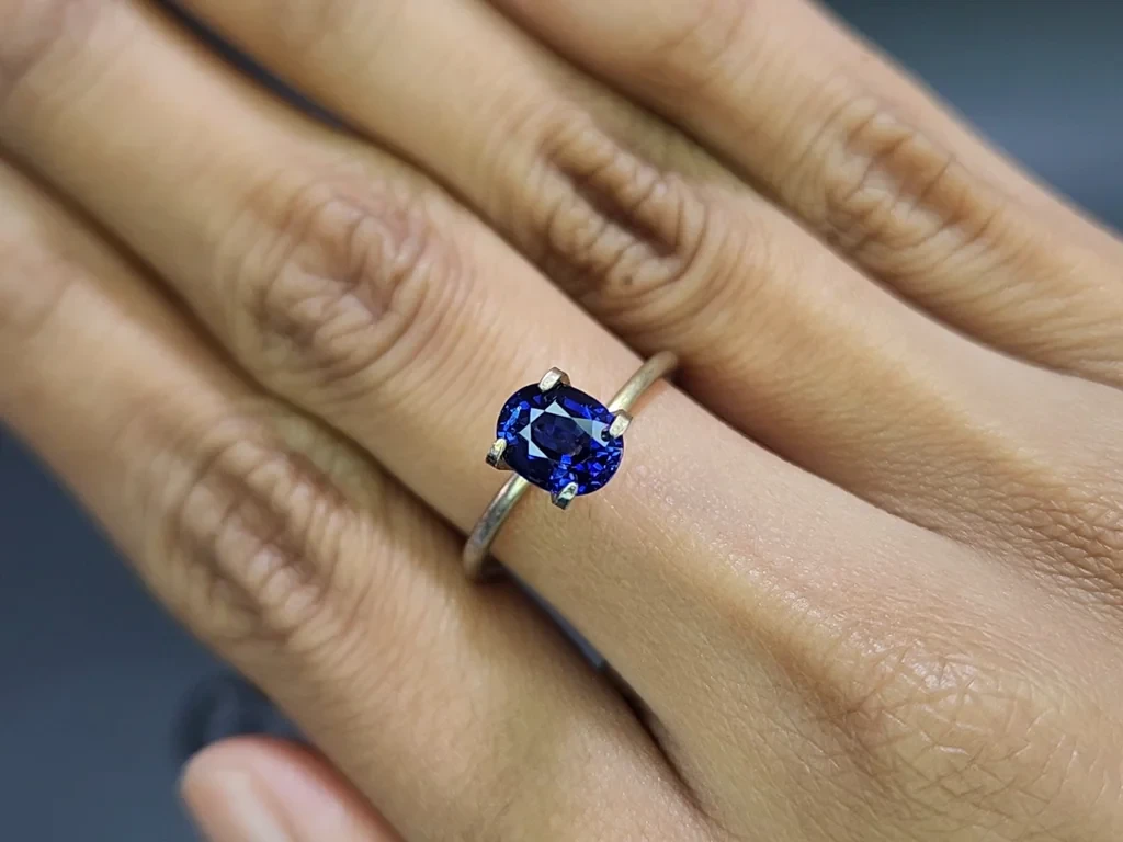 Saphir königsblauer oval geschliffener 1,70 karat , Madagaskar Image №5