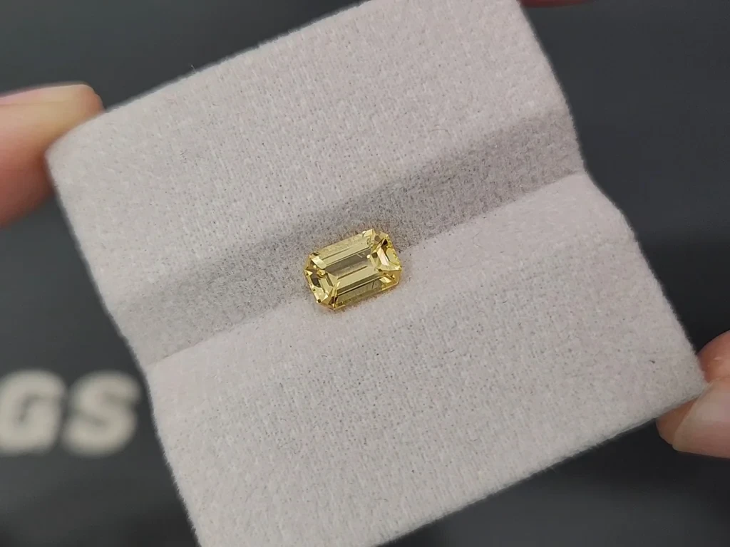 Sapphire Vivid Yellow octagon cut 1.56 carats, Sri Lanka Image №4