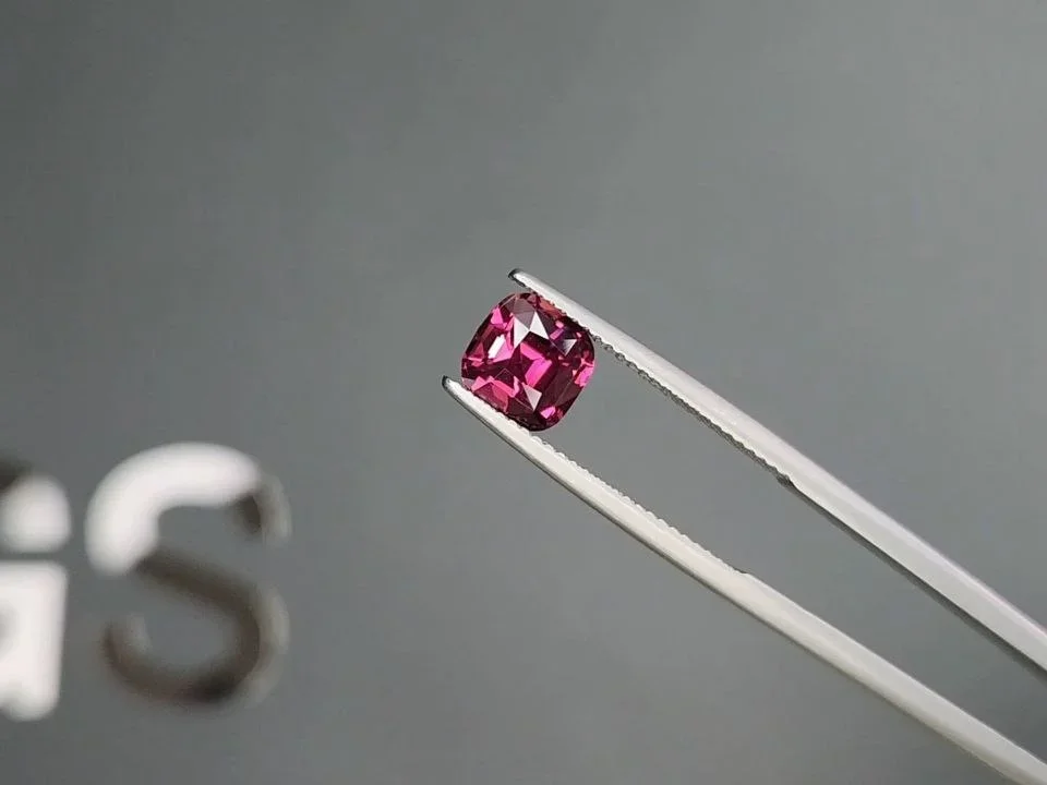 Rare grenat de Malaisie taille coussin 2,22 carats, Tanzanie Image №3