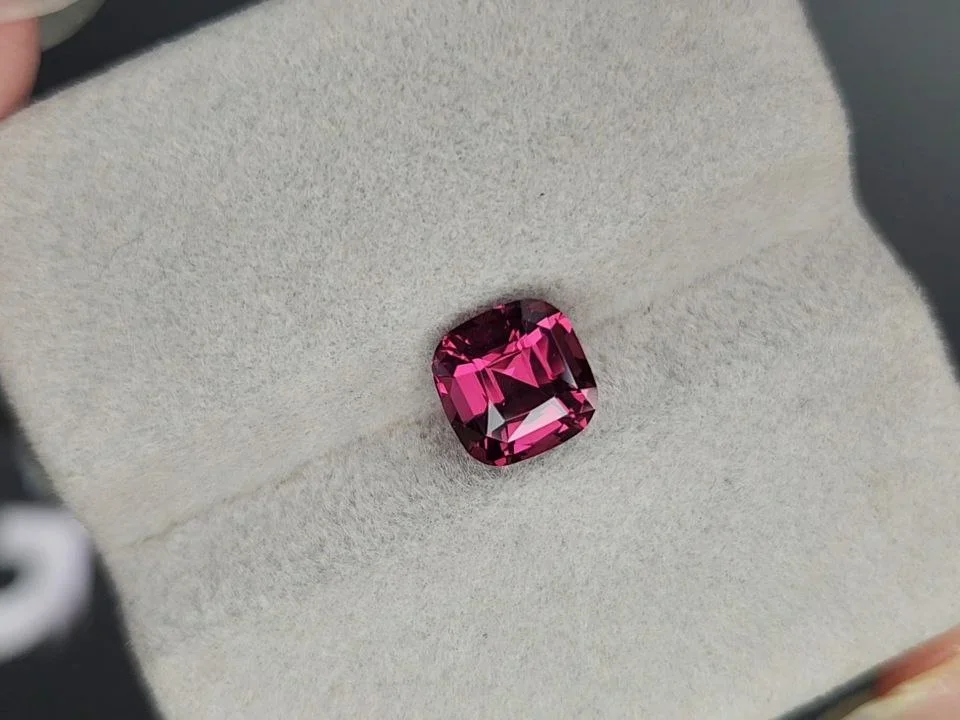 Rare grenat de Malaisie taille coussin 2,22 carats, Tanzanie Image №4