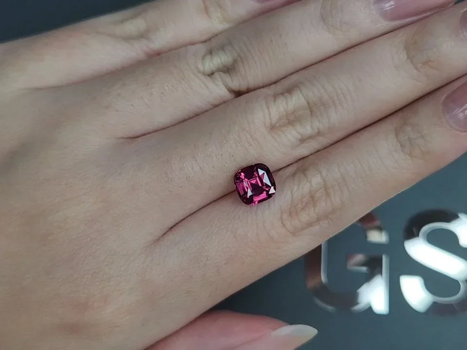 Rare grenat de Malaisie taille coussin 2,22 carats, Tanzanie Image №2