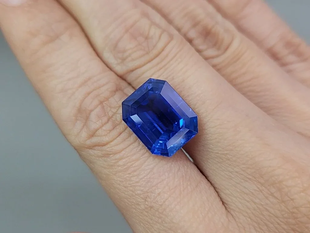 Saphir du Cachemire taille octogonale non chauffé 12,43 carats, Kashmir, (SSEF / Gubelin / GRS) Image №2