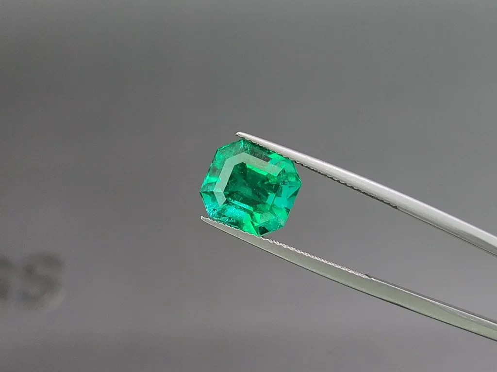 Émeraude verte intense Mariposa, taille octogonale 5,16 carats, Colombie Image №3