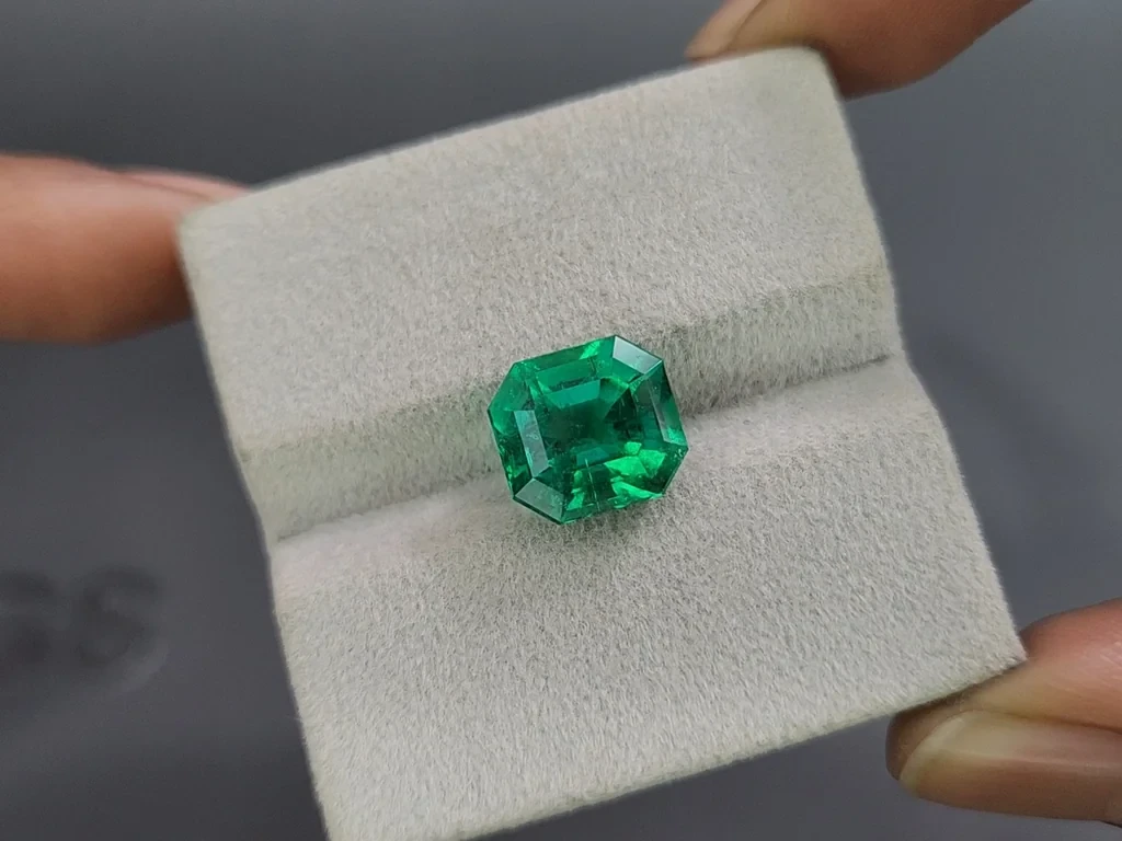 Émeraude verte intense Mariposa, taille octogonale 5,16 carats, Colombie Image №4
