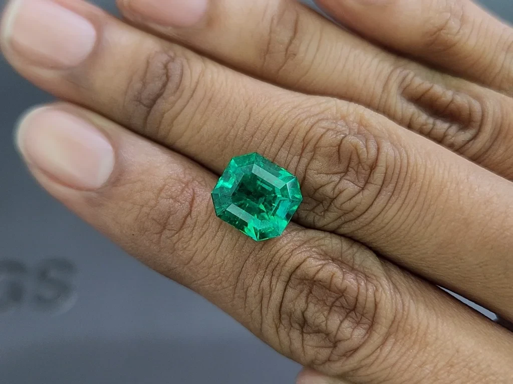 Émeraude verte intense Mariposa, taille octogonale 5,16 carats, Colombie Image №2