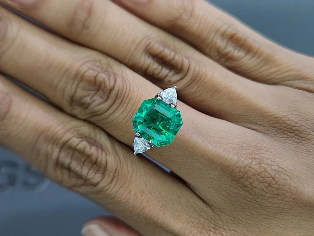 Émeraude verte intense Mariposa, taille octogonale 5,16 carats, Colombie Image №5